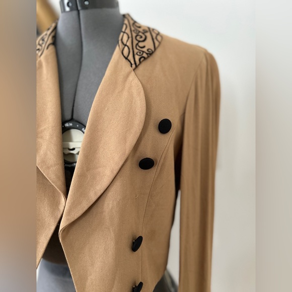 Vintage 90s Embroidered Cropped Blazer with Fabric Buttons - Picture 3 of 6